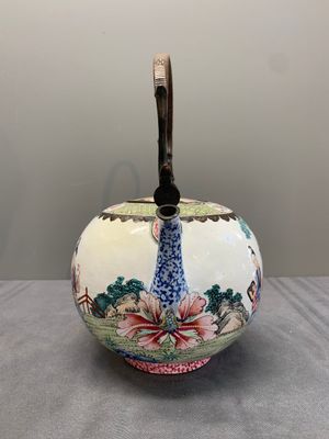 A Chinese Canton enamel teapot and cover, Qianlong — photo 4
