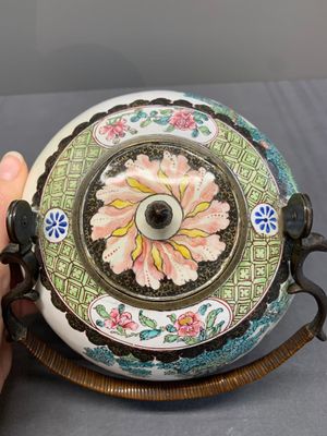 A Chinese Canton enamel teapot and cover, Qianlong — photo 5