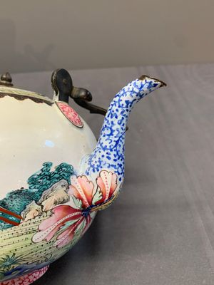 A Chinese Canton enamel teapot and cover, Qianlong — photo 6