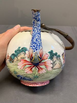 A Chinese Canton enamel teapot and cover, Qianlong — photo 7