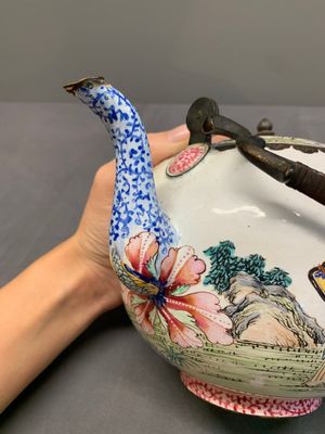 A Chinese Canton enamel teapot and cover, Qianlong — photo 8