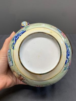 A Chinese Canton enamel teapot and cover, Qianlong — photo 9