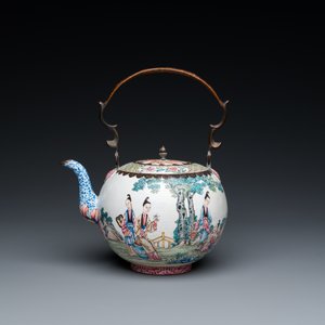 A Chinese Canton enamel teapot and cover, Qianlong — photo 3