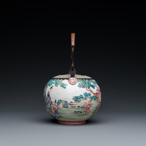 A Chinese Canton enamel teapot and cover, Qianlong — photo 5