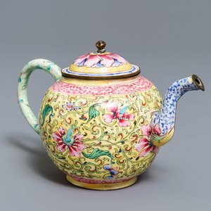 A Chinese Canton enamel teapot and cover, Qianlong — photo 1