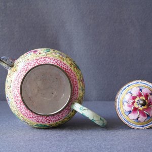 A Chinese Canton enamel teapot and cover, Qianlong — photo 12