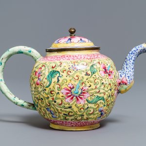 A Chinese Canton enamel teapot and cover, Qianlong — photo 2