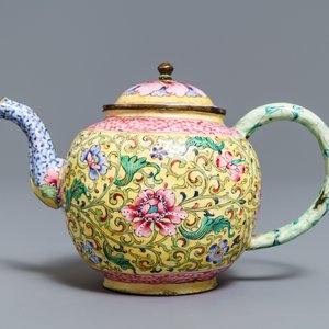 A Chinese Canton enamel teapot and cover, Qianlong — photo 4