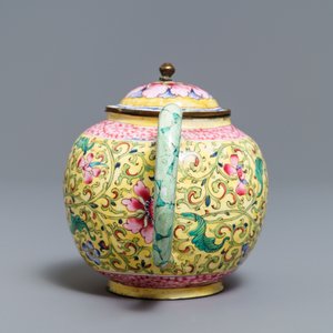A Chinese Canton enamel teapot and cover, Qianlong — photo 5