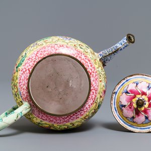 A Chinese Canton enamel teapot and cover, Qianlong — photo 6