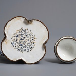 A Chinese Canton enamel teapot and cover with insects, birds and flowers, Qianlong — 照片 6