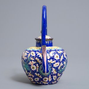 A Chinese Canton enamel teapot with floral design, 18/19th C. — photo 2