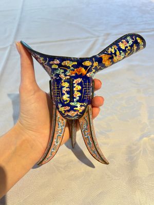 A Chinese Canton enamel tripod ritual wine vessel with bats and 'Shou' design, 'Jue 爵', 19th C. — photo 1