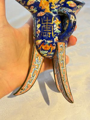 A Chinese Canton enamel tripod ritual wine vessel with bats and 'Shou' design, 'Jue 爵', 19th C. — photo 11