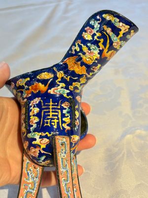 A Chinese Canton enamel tripod ritual wine vessel with bats and 'Shou' design, 'Jue 爵', 19th C. — photo 12