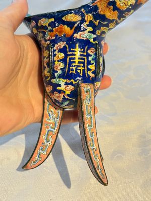 A Chinese Canton enamel tripod ritual wine vessel with bats and 'Shou' design, 'Jue 爵', 19th C. — photo 13