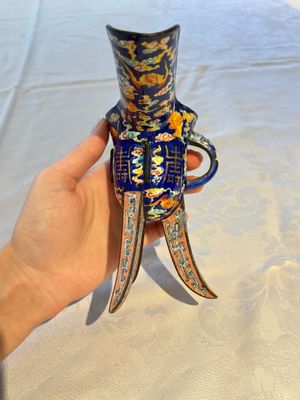 A Chinese Canton enamel tripod ritual wine vessel with bats and 'Shou' design, 'Jue 爵', 19th C. — photo 2