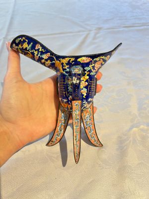 A Chinese Canton enamel tripod ritual wine vessel with bats and 'Shou' design, 'Jue 爵', 19th C. — photo 3