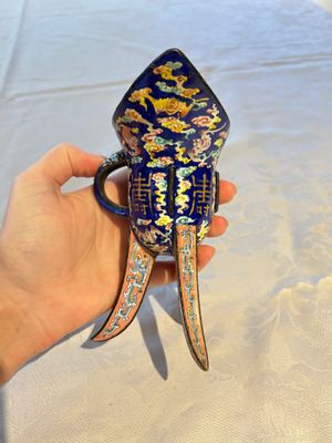 A Chinese Canton enamel tripod ritual wine vessel with bats and 'Shou' design, 'Jue 爵', 19th C. — photo 4