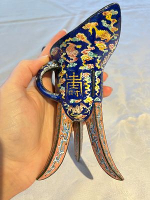 A Chinese Canton enamel tripod ritual wine vessel with bats and 'Shou' design, 'Jue 爵', 19th C. — photo 7