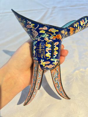 A Chinese Canton enamel tripod ritual wine vessel with bats and 'Shou' design, 'Jue 爵', 19th C. — photo 8