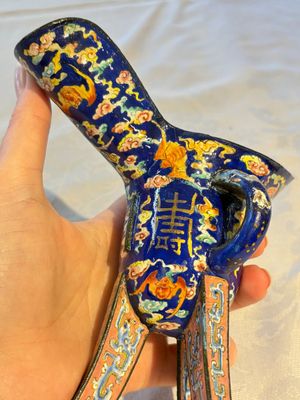 A Chinese Canton enamel tripod ritual wine vessel with bats and 'Shou' design, 'Jue 爵', 19th C. — photo 10