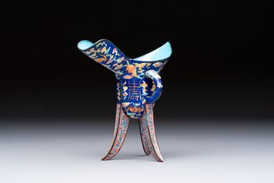 A Chinese Canton enamel tripod ritual wine vessel with bats and 'Shou' design, 'Jue 爵', 19th C.