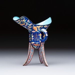 A Chinese Canton enamel tripod ritual wine vessel with bats and 'Shou' design, 'Jue 爵', 19th C. — photo 1