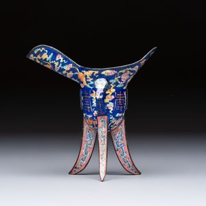 A Chinese Canton enamel tripod ritual wine vessel with bats and 'Shou' design, 'Jue 爵', 19th C. — photo 2