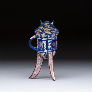 A Chinese Canton enamel tripod ritual wine vessel with bats and 'Shou' design, 'Jue 爵', 19th C. — photo 3