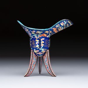 A Chinese Canton enamel tripod ritual wine vessel with bats and 'Shou' design, 'Jue 爵', 19th C. — photo 4