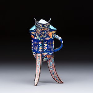 A Chinese Canton enamel tripod ritual wine vessel with bats and 'Shou' design, 'Jue 爵', 19th C. — photo 5