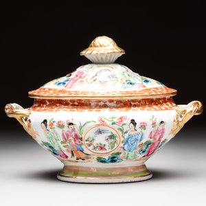 A Chinese Canton famille rose 12-piece diner service with figural design, 19th C. — photo 14