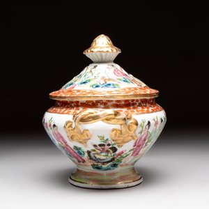 A Chinese Canton famille rose 12-piece diner service with figural design, 19th C. — photo 15
