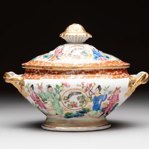 A Chinese Canton famille rose 12-piece diner service with figural design, 19th C. — photo 16