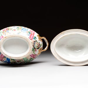 A Chinese Canton famille rose 12-piece diner service with figural design, 19th C. — photo 19