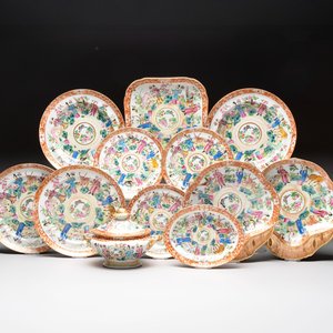 A Chinese Canton famille rose 12-piece diner service with figural design, 19th C. — photo 1
