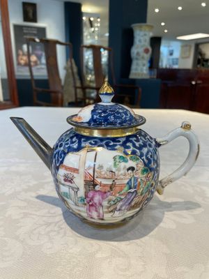 A Chinese Canton famille rose 18-piece 'mandarin subject' tea service, Qianlong — foto 1