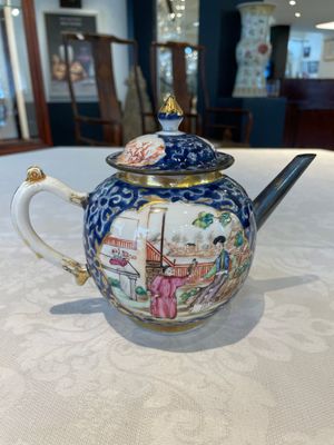A Chinese Canton famille rose 18-piece 'mandarin subject' tea service, Qianlong — foto 4