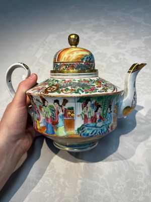 A Chinese Canton famille rose 20-piece tea service with figural design, 19th C. — photo 1