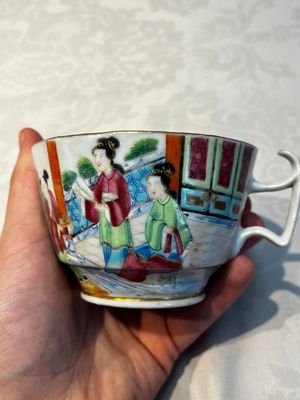 A Chinese Canton famille rose 20-piece tea service with figural design, 19th C. — photo 102