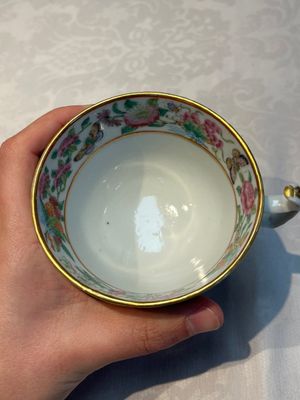 A Chinese Canton famille rose 20-piece tea service with figural design, 19th C. — photo 104