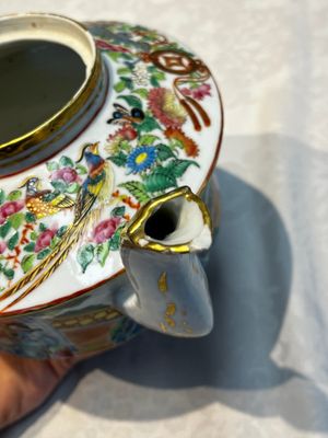 A Chinese Canton famille rose 20-piece tea service with figural design, 19th C. — photo 11