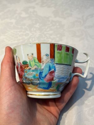 A Chinese Canton famille rose 20-piece tea service with figural design, 19th C. — photo 110