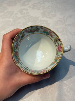 A Chinese Canton famille rose 20-piece tea service with figural design, 19th C. — photo 112