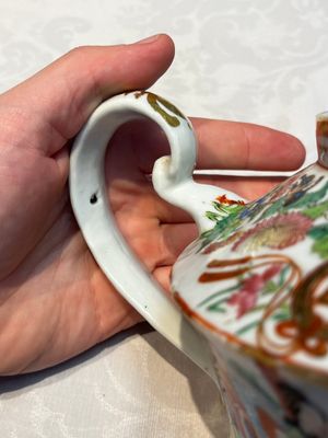 A Chinese Canton famille rose 20-piece tea service with figural design, 19th C. — photo 12
