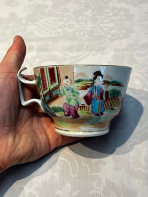 A Chinese Canton famille rose 20-piece tea service with figural design, 19th C. — photo 136