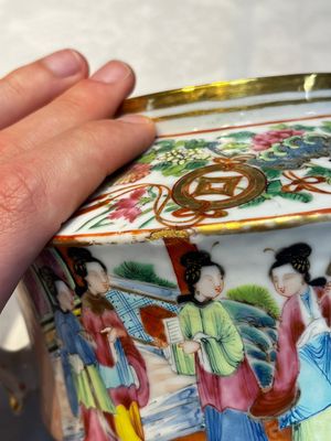 A Chinese Canton famille rose 20-piece tea service with figural design, 19th C. — photo 14