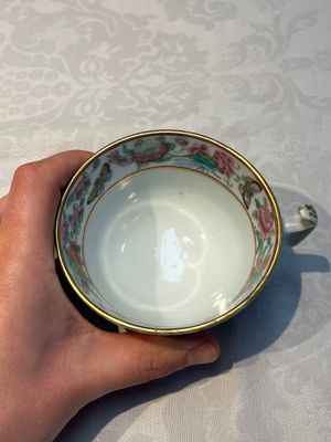 A Chinese Canton famille rose 20-piece tea service with figural design, 19th C. — photo 140