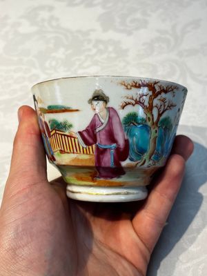 A Chinese Canton famille rose 20-piece tea service with figural design, 19th C. — photo 143